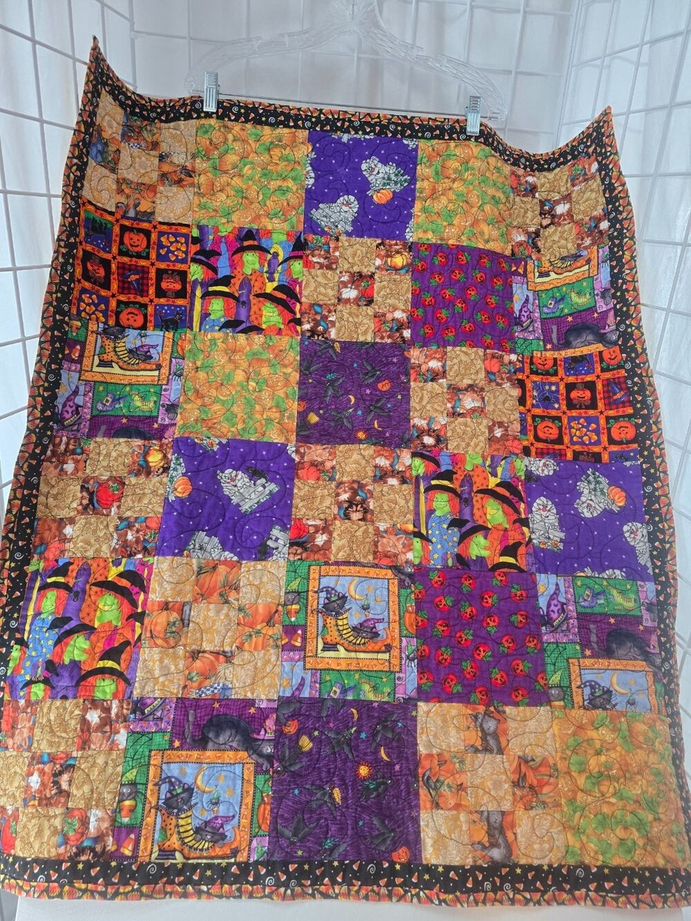 Halloween Pre-owned Home Made Quilt 31" x 37" Witches, Pumpkins